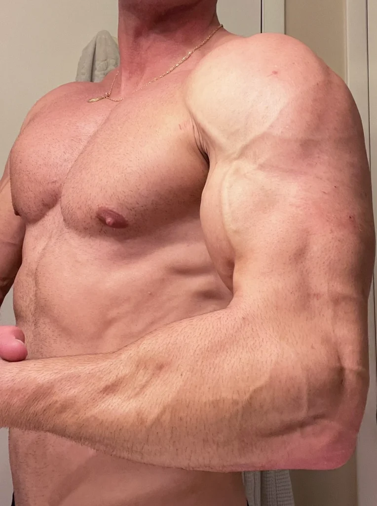 Verlierst du deine Gains nach einem Steroidzyklus? 2 Mann nach Steroidzyklus Bild versucht, die Muskelgewinne zu halten-1